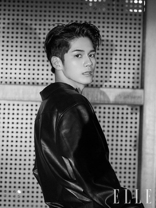 After the end of Wanna Ones activities, the first solo picture of Ong Sung-woo, who foreshadowed solo activities, was released in the March issue of Elle.In the open photo, Ong Sung-woo showed a sculpture-like appearance and a different proportion and caught his eye.In particular, Ong Sung-woo, despite his first solo picture, completely digested the atmosphere reminiscent of noir full of masculine beauty and fresh youth, and gave aura to the picture director.In an interview with the picture, Ong Sung-woo said, I am delighted to think that I can do more and more new things than fear.I am trying to maintain a positive mind while finding the possibilities and advantages I have. In addition, Ong Sung-woo said, I am so looking forward to shooting the drama about JTBCs new monthly drama Eighteen Moments.I can show my appearance as an actor, and I am looking forward to seeing my fans every week. The pictures and interviews with Ong Sung-woos unique charm can be found in the March issue of Elle and the official website.