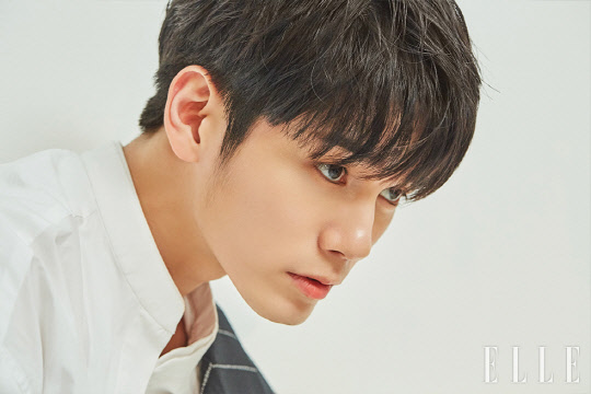 Ong Seong-wu Disinfected to Noir, Youre a Pictorial Master. The first solo picture of Ong Seong-wu, which predicted solo activities after Wanna One activity, was released in the March issue of Elle.Ong Seong-woo in the public photo showed a piece-like appearance and a different proportion and captured the Sight.In particular, Ong Seong-wu, despite his first solo picture, completely digested the atmosphere reminiscent of a masculine noir and fresh youth, and gave aura to the picture.In an interview with the pictorial, Ong Seong-wu said, I am delighted to think that I can do more and more new things than fear.I am trying to maintain a positive mind while finding the possibilities and advantages I have. Ong Seong-woo also commented on JTBCs new monthly drama The Eighteen Moments, which was recently confirmed, I am so looking forward to shooting the drama.I can show my appearance as an actor, and I am looking forward to seeing my fans every week. The pictures and interviews with Ong Seong-wus unique charm can be found in the March issue of Elle and on the official website.