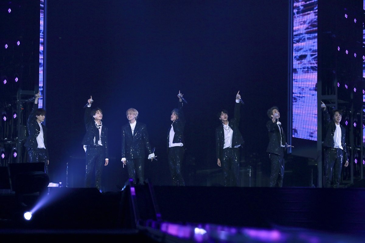 <p>BTS is 16 and 17, Japan Fukuoka Prefecture Yahoo Japan!Under the dome ‘LOVE YOURSELF ~JAPAN EDITION~’to open the dome tour last performances unfolded. Fans of hot cheers in the ‘IDOL’and performing its. The ‘I NEED U’, ‘RUN’, ‘DNA’, ‘FAKE LOVE’ such as Japan where the version with the spate of a selection of performances open to more.</p><p>Seven members of the solo stage, including colorful performances and tireless stage with a 30 song live as plotted. Seating at performances throughout the large with and singing with. BTS offers dozens of dancers together with a brilliant performance to burning chat, Blood Sweat Tears, the man such as the hit song of the open window for the fans even more enthusiastic.</p><p>Japan dome tour to great success finishing in the BTS is “Fukuoka Prefecture in Japan dome tour to finish. Until the last joyful and happy thanks. But because we are and we on stage you can reason. Creating lasting memories by giving thanks again and always a good show......</p><p>Last year, 8 December in Seoul Jamsil main stadium in the ‘LOVE YOURSELF’ - BTS - North America, Europe, and Japan through 3 November 20~21, 23~24, Hong Kong AsiaWorld-Expo Arena(AsiaWorld-Expo Arena)on the ‘LOVE YOURSELF’ tour.</p>