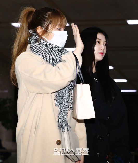 Choi Ye-na, Kwon Eun-Bi pose as they enter the arrival hall.