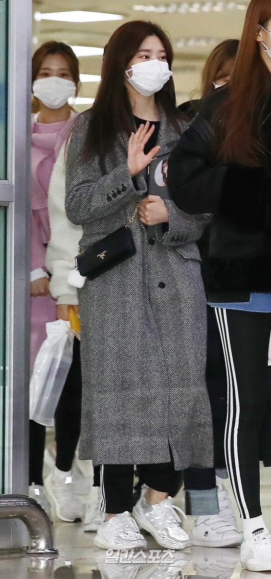 Kim Min-ju poses as he enters the Arrival Point.02. 18.