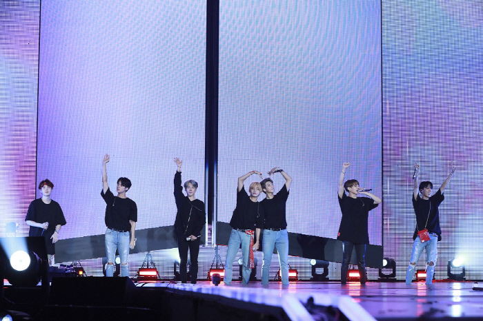 Group BTS has completed its first dome tour with 380,000 viewers from four Japan regions.According to his agency Big Hit Entertainment on the 18th, BTS took the final stage of the Love Yourself-Japan Edition ~ (LOVE YOURSELF ~ JAPAN EDITION ~) dome tour at Fukuoka Prefecture Yahooku!Dome from the 16th to 17th.This dome tour is part of the World Tour Love Yourself.A total of 380,000 spectators visited the performance of BTS from November 13 to 14 last year, Tokyo Dome on November 21, Osaka Kyocera Dome on November 23 to 24, Nagoya Dome on January 12 to 13, and Fukuoka Prefecture performance.BTS appeared in the hot cheers of fans at the final performance.BTS has called hit songs such as I Need You, Run, DNA, and Fake Love as a Japanese version, starting with Idol.In addition to the spectacular performance, he sang 30 songs including Burning, Blood Sweat Tears and Sang Man, attracting the audiences Techang.Thank you for making me happy and happy until the end, said BTS, who finished the Japan Dome tour. We are because there are you. Fans are why we can stand on stage.I would like to thank you again for making unforgettable memories and always show you a good picture. They will continue their world tour at Hong Kong Asia World Expo Arena on March 20-21, 23-24, and at the Razamangala National Stadium in Bangkok, Thailand on April 6-7.