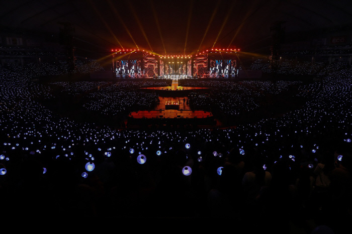 Group BTS has completed its first dome tour with 380,000 viewers from four Japan regions.According to his agency Big Hit Entertainment on the 18th, BTS took the final stage of the Love Yourself-Japan Edition ~ (LOVE YOURSELF ~ JAPAN EDITION ~) dome tour at Fukuoka Prefecture Yahooku!Dome from the 16th to 17th.This dome tour is part of the World Tour Love Yourself.A total of 380,000 spectators visited the performance of BTS from November 13 to 14 last year, Tokyo Dome on November 21, Osaka Kyocera Dome on November 23 to 24, Nagoya Dome on January 12 to 13, and Fukuoka Prefecture performance.BTS appeared in the hot cheers of fans at the final performance.BTS has called hit songs such as I Need You, Run, DNA, and Fake Love as a Japanese version, starting with Idol.In addition to the spectacular performance, he sang 30 songs including Burning, Blood Sweat Tears and Sang Man, attracting the audiences Techang.Thank you for making me happy and happy until the end, said BTS, who finished the Japan Dome tour. We are because there are you. Fans are why we can stand on stage.I would like to thank you again for making unforgettable memories and always show you a good picture. They will continue their world tour at Hong Kong Asia World Expo Arena on March 20-21, 23-24, and at the Razamangala National Stadium in Bangkok, Thailand on April 6-7.