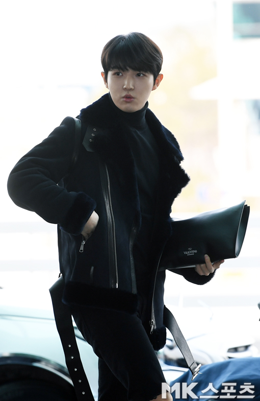 <p> 18 Afternoon Wanna One you Kim Jae-Hwan overseas schedule for the Incheon International Airport via United Kingdom into the United States.</p><p>Kim Jae-Hwan is the departure heading.</p>