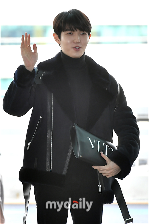 Singer Kim Jae-hwan from Wanna One is leaving for London on the afternoon of the 18th through Incheon International Airport for overseas schedule.