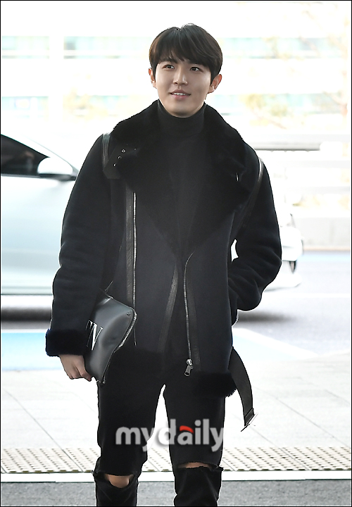 Wanna One Kim Jae-hwan, Smile Sim Kung Singer Kim Jae-hwan from Wanna One is departing to United Kingdom London through the Incheon International Airport on the afternoon of the 18th for overseas schedule.