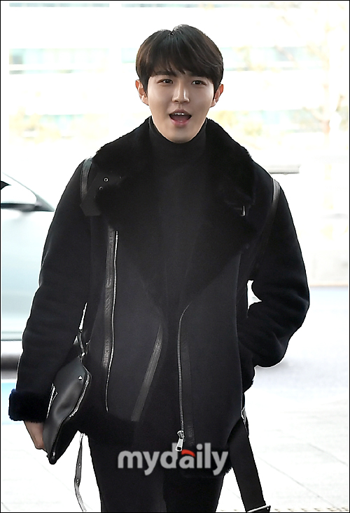 Singer Kim Jae-hwan from Wanna One is leaving for London on the afternoon of the 18th through Incheon International Airport for overseas schedule.