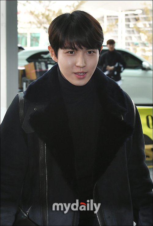 Singer Kim Jae-hwan from Wanna One is leaving for London on the afternoon of the 18th through Incheon International Airport for overseas schedule.