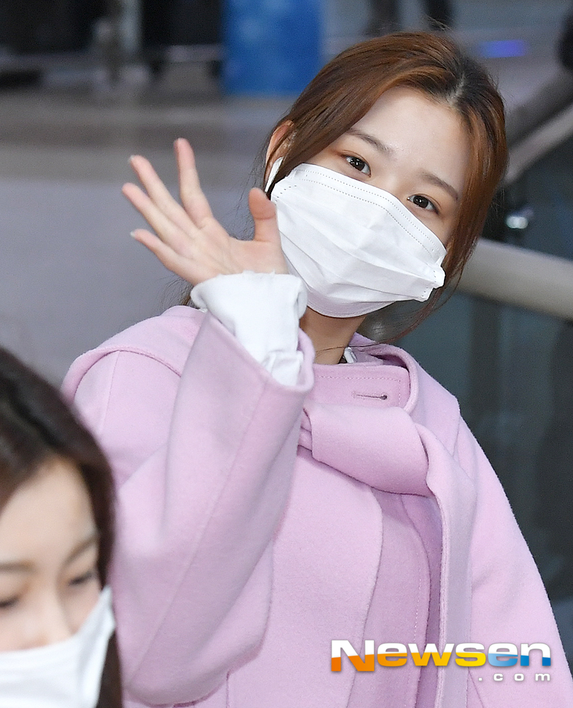 IZ*ONE Jang Won-young arrives at Gimpo International Airport in Gangseo-gu, Seoul after finishing the Japanese broadcasting schedule on the afternoon of February 18th.useful stock