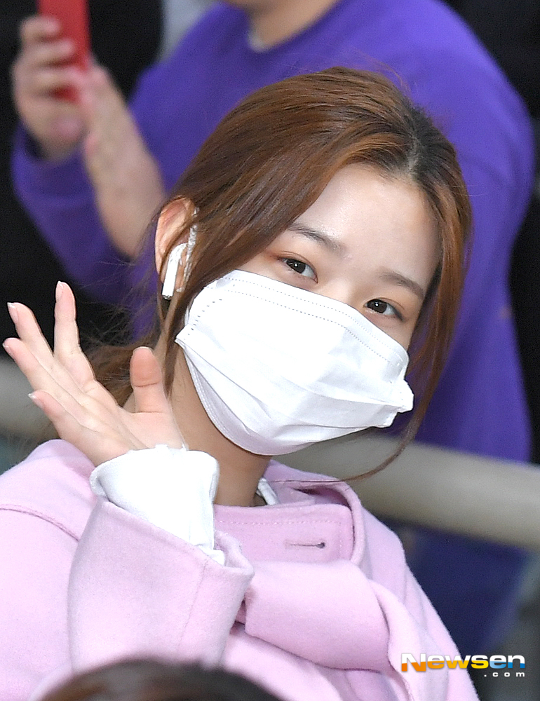 IZ*ONE Jang Won-young arrives at Gimpo International Airport in Gangseo-gu, Seoul after finishing the Japanese broadcasting schedule on the afternoon of February 18th.useful stock