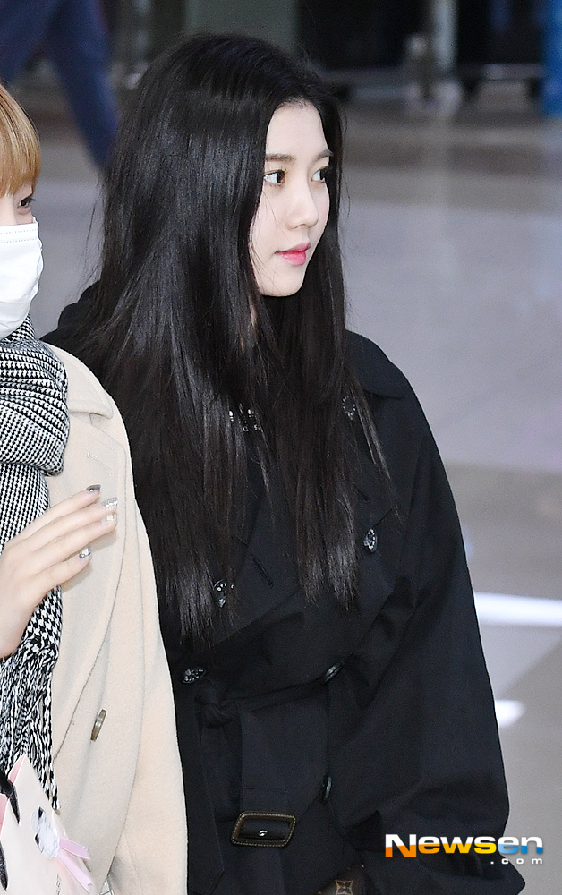 IZ*ONE Eun-Bi arrives at Gimpo International Airport in Gangseo-gu, Seoul after finishing the Japanese broadcast schedule on the afternoon of February 18.useful stock