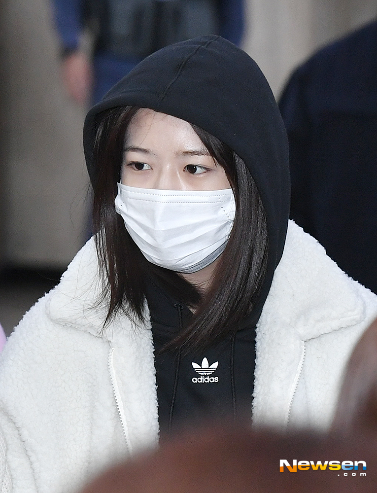 IZ*ONE Ahn Yu-jin arrives at Gimpo International Airport in Gangseo-gu, Seoul after finishing the Japanese broadcasting schedule on the afternoon of February 18th.useful stock