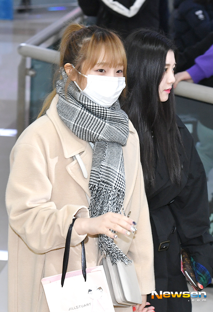 IZ*ONE Choi Ye-na and Kwon Eun-Bi arrive at Gimpo International Airport in Gangseo-gu, Seoul after finishing the Japanese broadcast schedule on the afternoon of February 18.useful stock