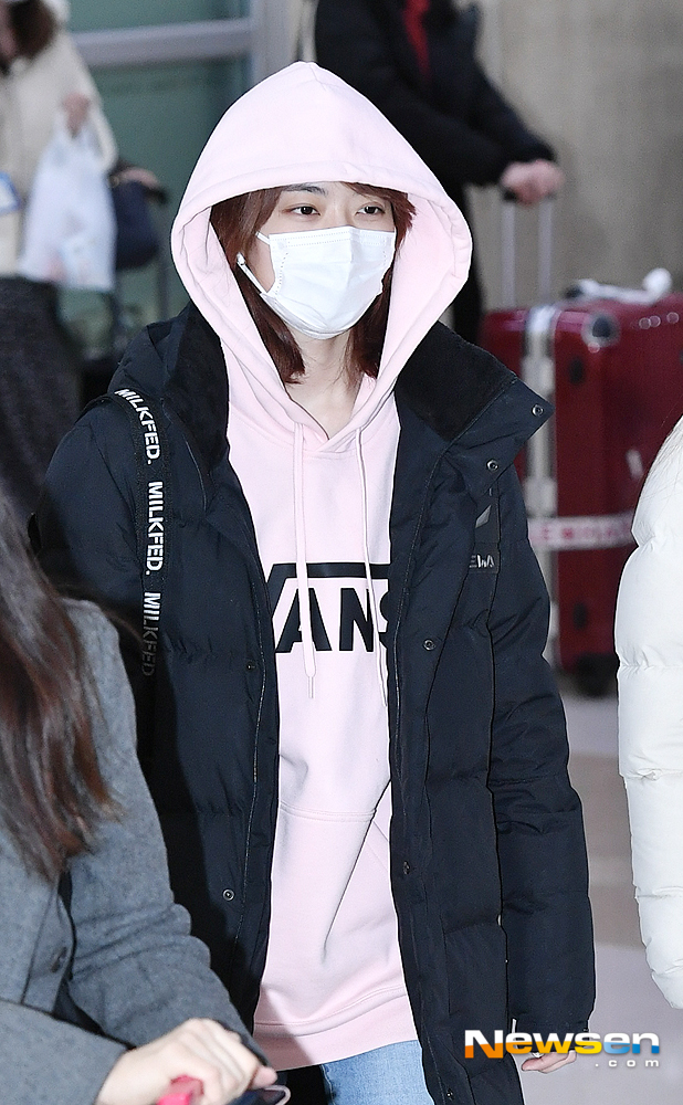 Group IZ*ONE Miyawaki Sakura arrives at Gimpo International Airport in Gangseo-gu, Seoul after finishing the Japanese schedule on the afternoon of February 18th.useful stock
