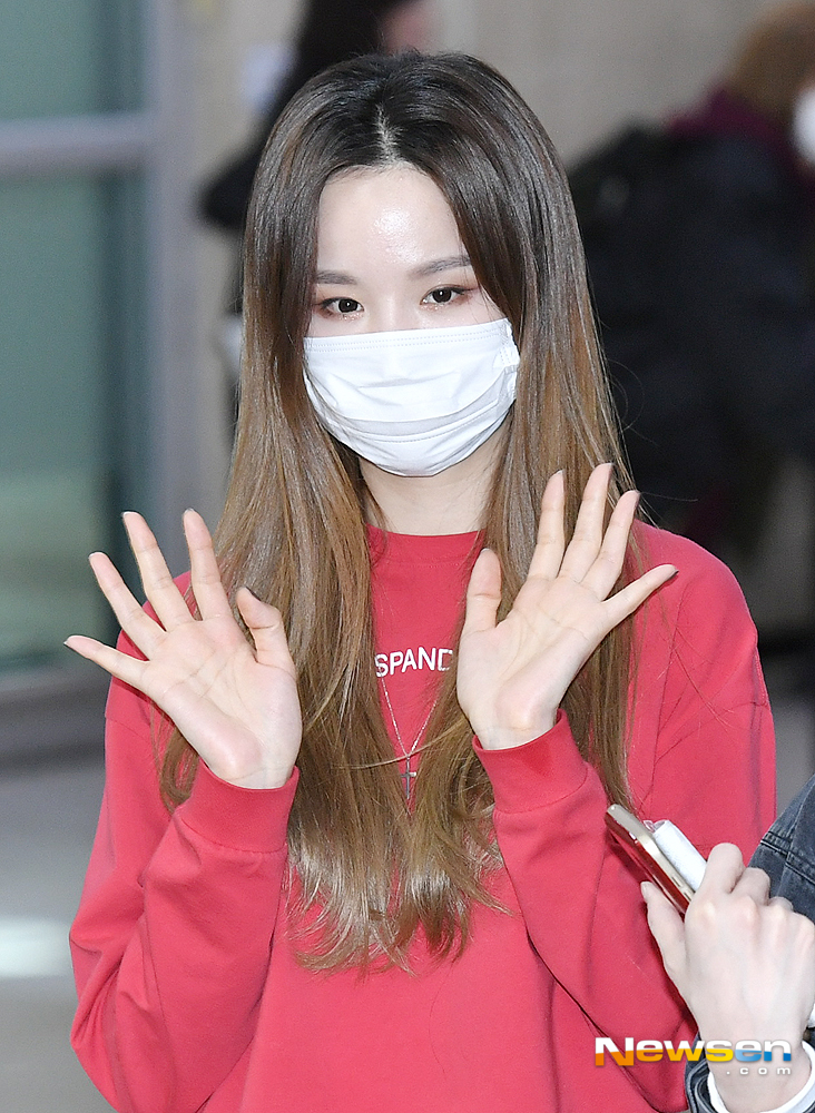Group EXID Solji arrives at Gimpo International Airport in Gangseo-gu, Seoul after finishing its overseas schedule on the afternoon of February 18th.useful stock