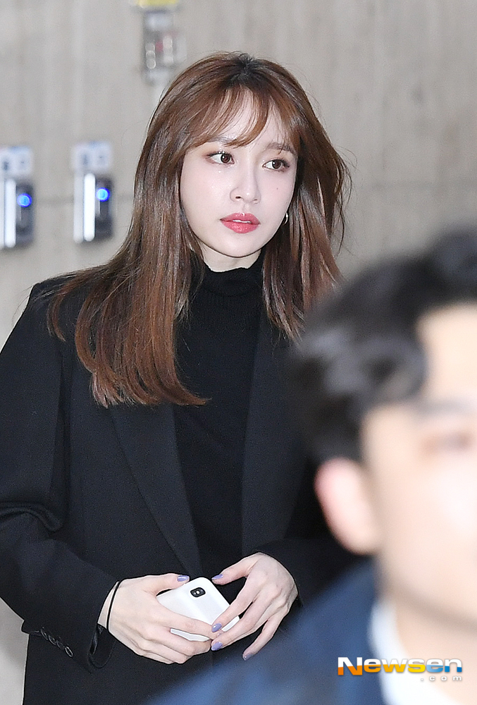 Group EXID Hani arrives at Gimpo International Airport in Gangseo-gu, Seoul after finishing its overseas schedule on the afternoon of February 18th.useful stock
