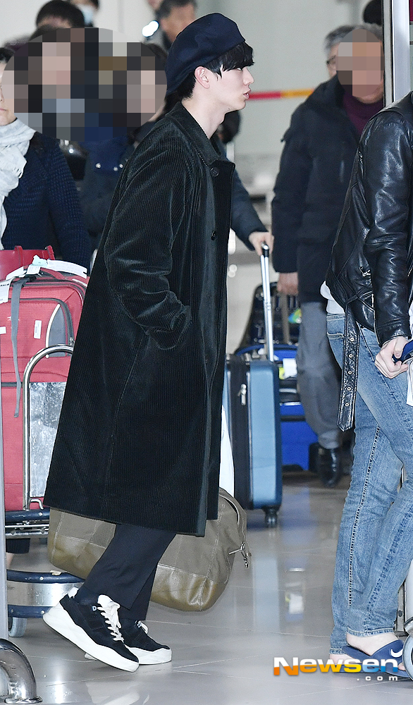 Singer BtoB (BTOB) Yook Sungjae arrives at Gimpo International Airport in Gangseo-gu, Seoul after finishing his overseas schedule on the afternoon of February 18.useful stock