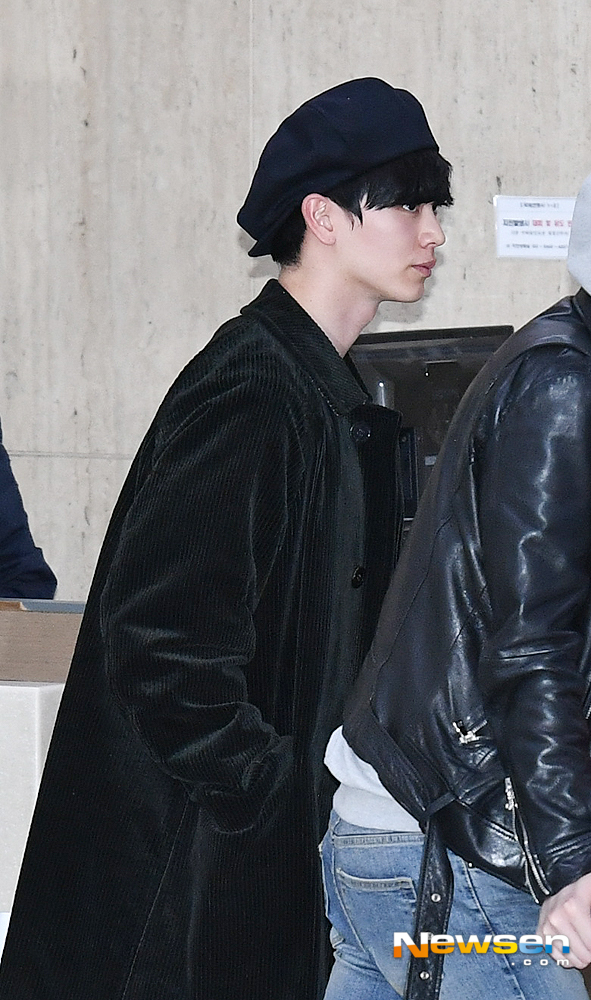 Singer BtoB (BTOB) Yook Sungjae arrives at Gimpo International Airport in Gangseo-gu, Seoul after finishing his overseas schedule on the afternoon of February 18.useful stock