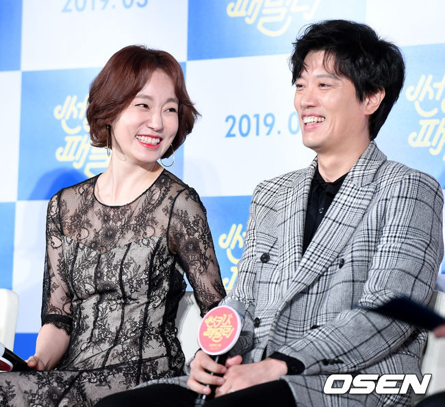 Actors Hee-soon Park and Jin Kyeong smile as they prepare for a greeting at the production report of the movie Sunkis Family (director Kim Ji-hye) held at Megabox Dongdaemun in Seoul on the morning of the 18th.