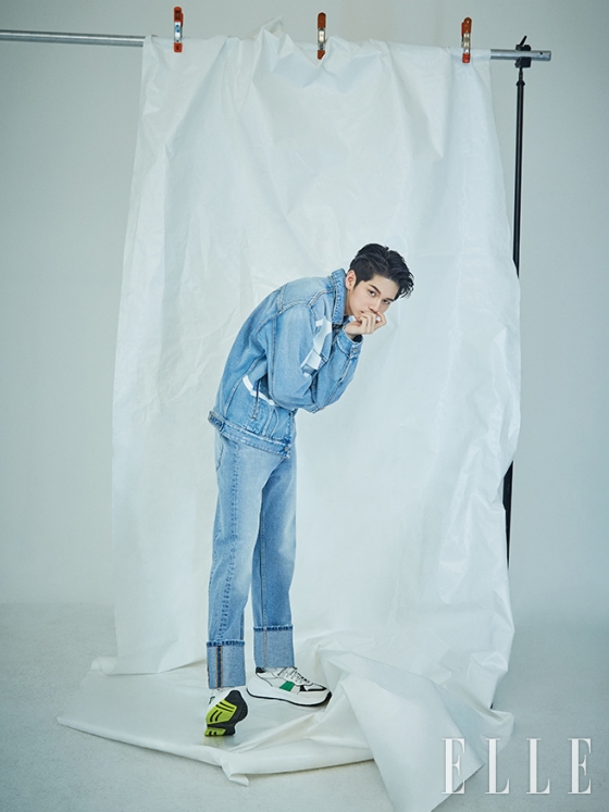 Singer and actor Ong Seong-wu from the group Wanna One released a charming picture.Ong Seong-wu caught the eye with a sculptural appearance and an extraordinary ratio in the March issue of magazine Elle, which was released on the 18th.In particular, Ong Seong-wu has completely extinguished both the atmosphere reminiscent of the Noir movie and the visuals of a fresh feeling, and has emanated various charms of his own.I am delighted to think that I can do more and more new things than fear, said Ong Seong-wu in a pictorial interview. I am trying to maintain a positive mind while finding the possibilities and merits of me.Ong Seong-wu said, I am so looking forward to shooting drama, JTBCs new drama 18 Moments, which has recently been confirmed, and said, I can show my appearance as an actor and I expect it to be an opportunity to meet with fans every week.