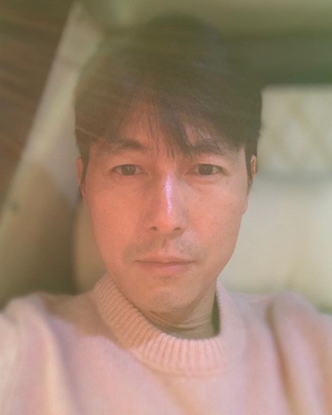 Actor Jung Woo-sung has revealed his current situation.On the 17th, Jung Woo-sung posted daily photos on his personal SNS.The photo shows Jung Woo-sung with a moustache on his hair, and Jung Woo-sung stares at the front with his tired eyes.Recently, Jung Woo-sung appeared in the MBC entertainment program Point of Positive Interference (hereinafter referred to as Pre-conference).On this day, Lee Young-ja and the manager who responded to Jung Woo-sungs movie preview and meal invitation were drawn and collected topics.