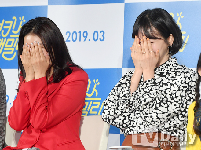 The production report of the movie Sunkiss Family (director Kim Ji-hye, production studio Dudong) was held at Megabox Dongdaemun, Jung-gu, Seoul on the morning of the 18th.Yoon Bora Hwang Woo-seul-hye is attending the production report.The Sunkis Family is a film about the misconception of mother Yumi (Jin Kyung) after the appearance of her father Junho (Park Hee Soon), and the futile and pleasant grand operation of her youngest daughter Jinhae (Lee Go Eun) to regain the peace of the family that has disappeared.[production report of Sunkiss Family