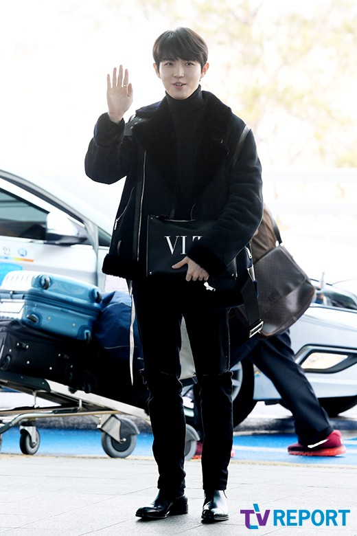 <p> Group Wanna One - born singer Kim Jae-Hwan 18 am overseas schedule to attend a car Incheon International Airport Terminal #2 via United Kingdom London departure.</p>