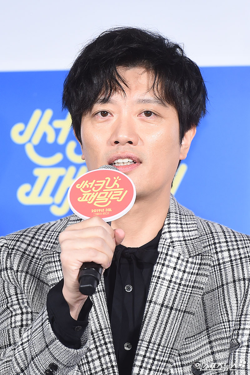 Actor Hee-soon Park, who attended the production report of the movie Sunkiss Family held at Megabox Dongdaemun branch in Jung-gu, Seoul on the morning of the 18th, greets him.