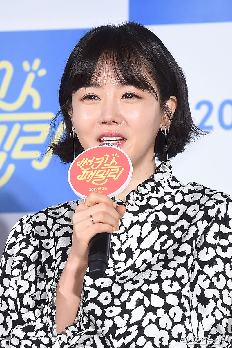 Actor Hwang Woo-seul-hye, who attended the production report of the movie Sunkiss Family held at Megabox Dongdaemun branch in Jung-gu, Seoul on the morning of the 18th, greets him.