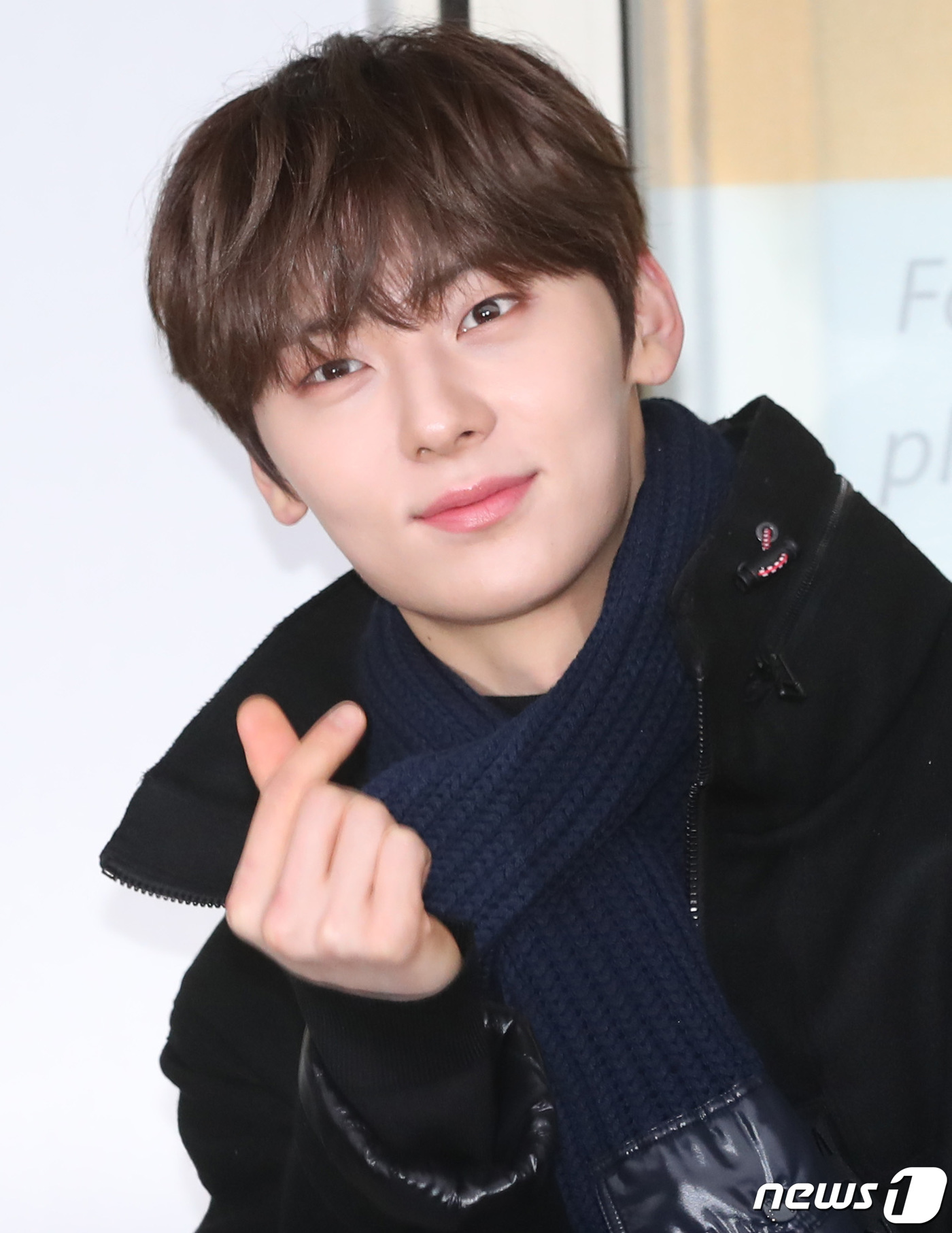 Incheon International Airport = = NUEST Hwang Min-hyun, a former Wanna One, is leaving for Milan, Italy via Incheon International Airport on the morning of the 19th to attend Fashion Week.