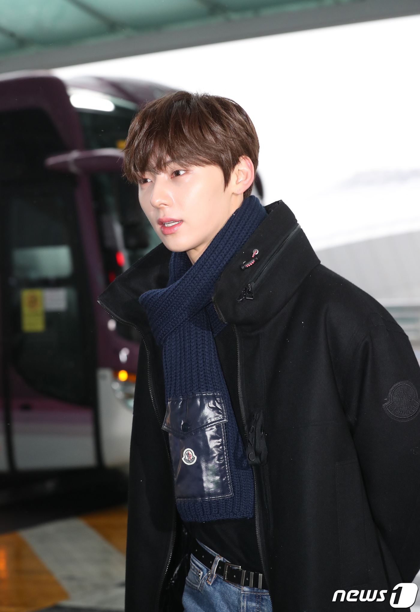 Incheon International Airport = = NUEST Hwang Min-hyun, a former Wanna One, is leaving for Milan, Italy via Incheon International Airport on the morning of the 19th to attend Fashion Week. 2019.2.19