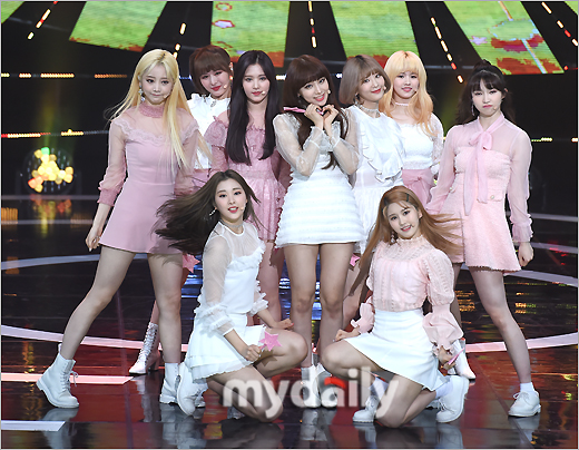 Girl group Nature showed a wonderful stage at SBS MTV The Show on the afternoon of the 19th at SBS Prism Tower in Sangam-dong, Seoul.