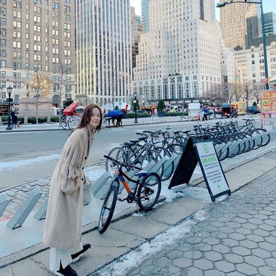 Actor Son Tae-young boasted beautiful beauty.Son Tae-young uploaded a picture taken on the streets of New York City on February 19th in his instagram.Inside the photo is Son Tae-young posing in a beige coat, and a pure atmosphere catches his eye.sulphur-su-yeon