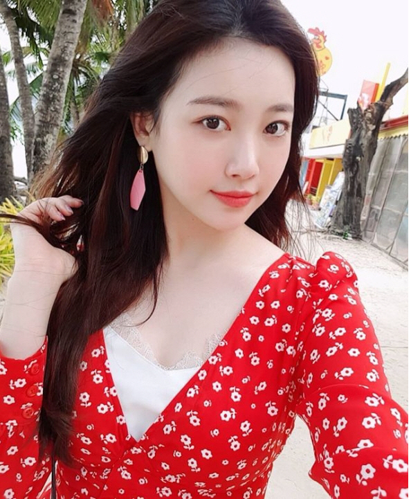 Yura recently posted a photo taken during the entertainment program shooting and posted Todays Flight Ride Boracays main shooter.Yura, wearing a red dress, shows off her fashion sense with pink earrings and captivates her eyes with a bright face.Fans are responding to Yura is alive, my ideal type, the picture is pure.