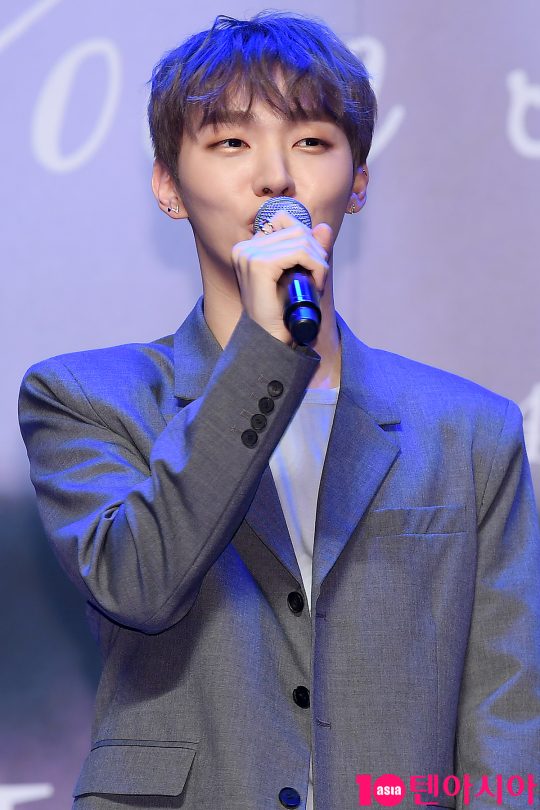 Yoon Ji-sung, a former project group Wanna One, said, I am sorry to be in the military at the beginning of the second act, but I will show you as much.Yoon Ji-sung opened a showcase of his first solo mini-album Aside at Blue Square in Hannam-dong, Seoul, at 4 p.m. on the 20th.Yoon Ji-sung, who was the first solo singer among Wanna One members, is about to join the military in 1991.Im sorry to be joining the army to begin the second act, but Im going to work hard until I join, he said.I will show you a better picture after a year and a half of military service, he said.Yoon Ji-sung has included six songs on this album, including the title song In the Rain, Clover, Just Laugh, Why Not Me, Windy You, and Comma.It will be released at 6 pm on various music sites.