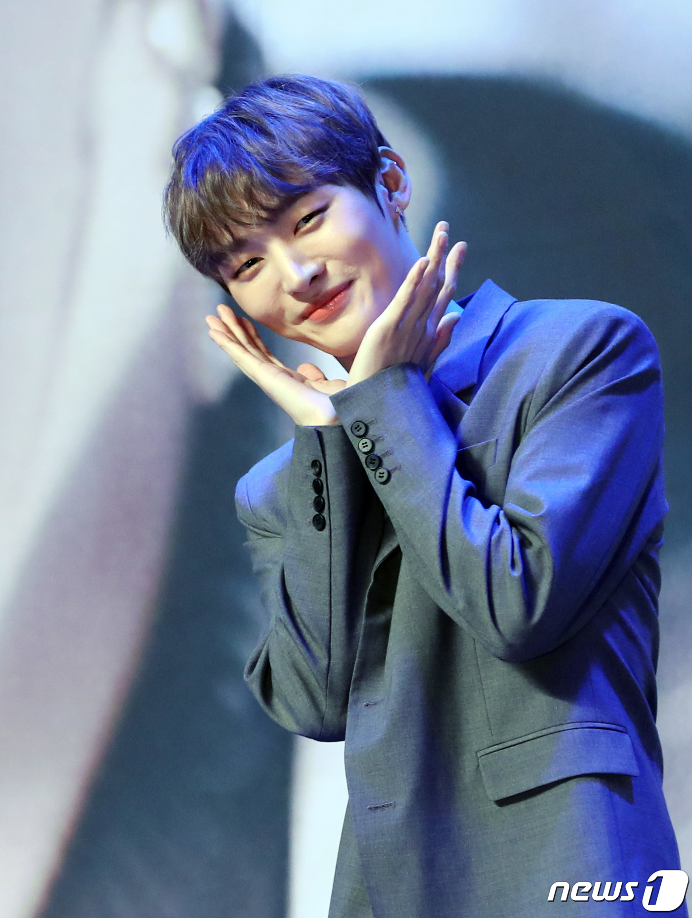 Singer Yoon Ji-sung proudly debuts solo after Wanna One activityYoon Ji-sung is the first member of Wanna One to release a solo album in earnest.Yoon Ji-sung opened a showcase for his first solo album Aside at Blue Square in Hannam-dong, Seoul, at 4 p.m. on the 20th.Im really nervous, Im so excited, Ive prepared a lot, Ive prepared a lot, but Im worried too, said Yoon Ji-sung.Yoon Ji-sung said, Lee Dae-hwi participated in the song comma and said, It is a song written by our youngest Dae-hui, and I am attached because I wrote it myself. This morning, I called Daehwi. He said, Chimpe is good.I want to hear the modifier of emotion if it is intellectual, and I want to let you know that there is a variety of charm through this solo album, said Yoon Ji-sung.When I was in Wanna One, I felt like I was in the concept, but this time I was all concerned because I had to show people to me, said Yoon Ji-sung.I think its different to draw a song that I have a voice because I do what 11 people do alone, he added.I feel a lot of vacancies, but I think I can show various charms in the form of Yoon Ji-sung, he added.Yoon Ji-sung is planning to join the military this year, so he said, Im well prepared for solo albums and musicals Days of the Day together.Now, if you say that you are not sorry for Yi Gi, you are lying. But I want to show you a lot before joining the army. I am trying hard to pay back because of the person who is on stage by the fans, he added.The solo album Aside is an abbreviation for Always on your side, meaning always there are four with the motif of Bangbaek (), an ambassador in the play.I was a group Wanna One and always gave a heartfelt gratitude to the fans who believed and supported me.The title song In the Rain is a pop ballad genre with an emotional melody and an orchestral melody. It is an emotional farewell song with a sincere heart that welcomes a farewell without preparation from a loved one.I like the original acoustic songs, all the songs are really attached, Yoon Ji-sung explained of the deep emotional songs that remain.