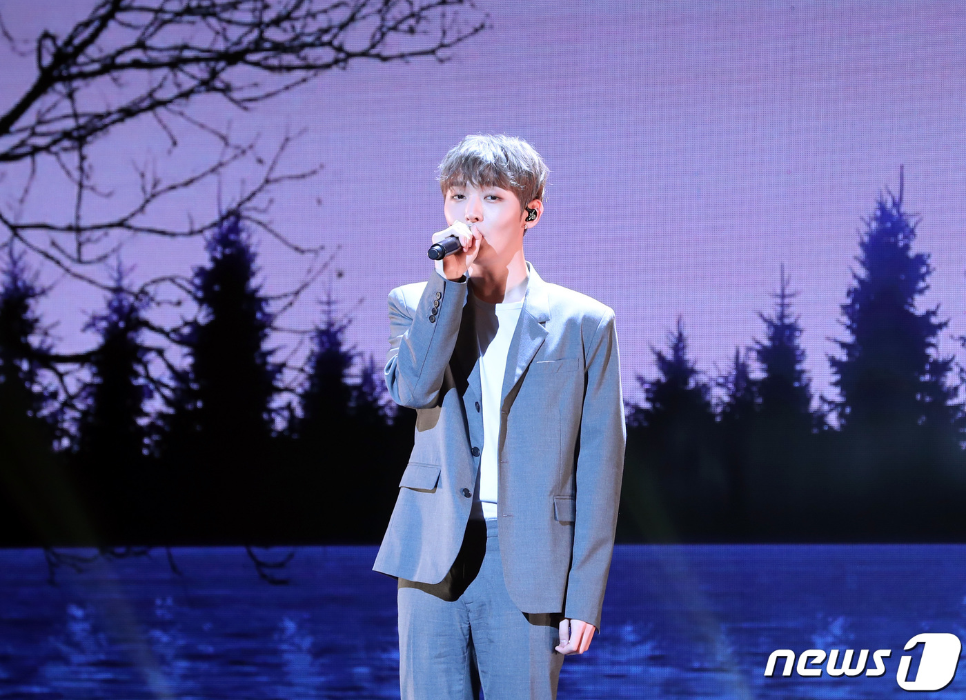Singer Yoon Ji-sung proudly debuts solo after Wanna One activityYoon Ji-sung is the first member of Wanna One to release a solo album in earnest.Yoon Ji-sung opened a showcase for his first solo album Aside at Blue Square in Hannam-dong, Seoul, at 4 p.m. on the 20th.Im really nervous, Im so excited, Ive prepared a lot, Ive prepared a lot, but Im worried too, said Yoon Ji-sung.Yoon Ji-sung said, Lee Dae-hwi participated in the song comma and said, It is a song written by our youngest Dae-hui, and I am attached because I wrote it myself. This morning, I called Daehwi. He said, Chimpe is good.I want to hear the modifier of emotion if it is intellectual, and I want to let you know that there is a variety of charm through this solo album, said Yoon Ji-sung.When I was in Wanna One, I felt like I was in the concept, but this time I was all concerned because I had to show people to me, said Yoon Ji-sung.I think its different to draw a song that I have a voice because I do what 11 people do alone, he added.I feel a lot of vacancies, but I think I can show various charms in the form of Yoon Ji-sung, he added.Yoon Ji-sung is planning to join the military this year, so he said, Im well prepared for solo albums and musicals Days of the Day together.Now, if you say that you are not sorry for Yi Gi, you are lying. But I want to show you a lot before joining the army. I am trying hard to pay back because of the person who is on stage by the fans, he added.The solo album Aside is an abbreviation for Always on your side, meaning always there are four with the motif of Bangbaek (), an ambassador in the play.I was a group Wanna One and always gave a heartfelt gratitude to the fans who believed and supported me.The title song In the Rain is a pop ballad genre with an emotional melody and an orchestral melody. It is an emotional farewell song with a sincere heart that welcomes a farewell without preparation from a loved one.I like the original acoustic songs, all the songs are really attached, Yoon Ji-sung explained of the deep emotional songs that remain.