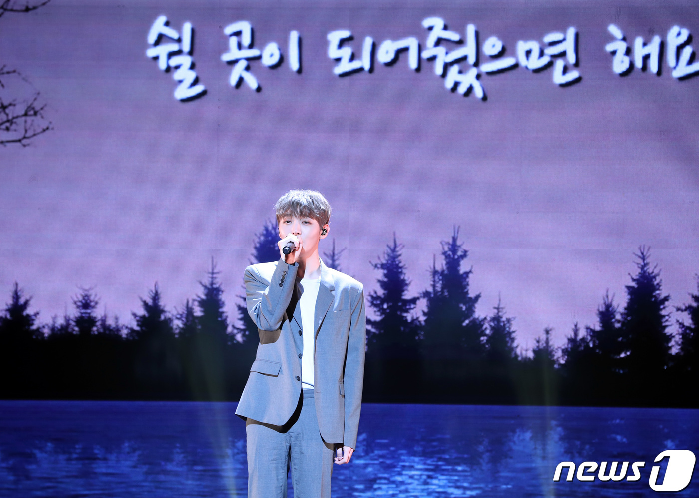 Singer Yoon Ji-sung proudly debuts solo after Wanna One activityYoon Ji-sung is the first member of Wanna One to release a solo album in earnest.Yoon Ji-sung opened a showcase for his first solo album Aside at Blue Square in Hannam-dong, Seoul, at 4 p.m. on the 20th.Im really nervous, Im so excited, Ive prepared a lot, Ive prepared a lot, but Im worried too, said Yoon Ji-sung.Yoon Ji-sung said, Lee Dae-hwi participated in the song comma and said, It is a song written by our youngest Dae-hui, and I am attached because I wrote it myself. This morning, I called Daehwi. He said, Chimpe is good.I want to hear the modifier of emotion if it is intellectual, and I want to let you know that there is a variety of charm through this solo album, said Yoon Ji-sung.When I was in Wanna One, I felt like I was in the concept, but this time I was all concerned because I had to show people to me, said Yoon Ji-sung.I think its different to draw a song that I have a voice because I do what 11 people do alone, he added.I feel a lot of vacancies, but I think I can show various charms in the form of Yoon Ji-sung, he added.Yoon Ji-sung is planning to join the military this year, so he said, Im well prepared for solo albums and musicals Days of the Day together.Now, if you say that you are not sorry for Yi Gi, you are lying. But I want to show you a lot before joining the army. I am trying hard to pay back because of the person who is on stage by the fans, he added.The solo album Aside is an abbreviation for Always on your side, meaning always there are four with the motif of Bangbaek (), an ambassador in the play.I was a group Wanna One and always gave a heartfelt gratitude to the fans who believed and supported me.The title song In the Rain is a pop ballad genre with an emotional melody and an orchestral melody. It is an emotional farewell song with a sincere heart that welcomes a farewell without preparation from a loved one.I like the original acoustic songs, all the songs are really attached, Yoon Ji-sung explained of the deep emotional songs that remain.