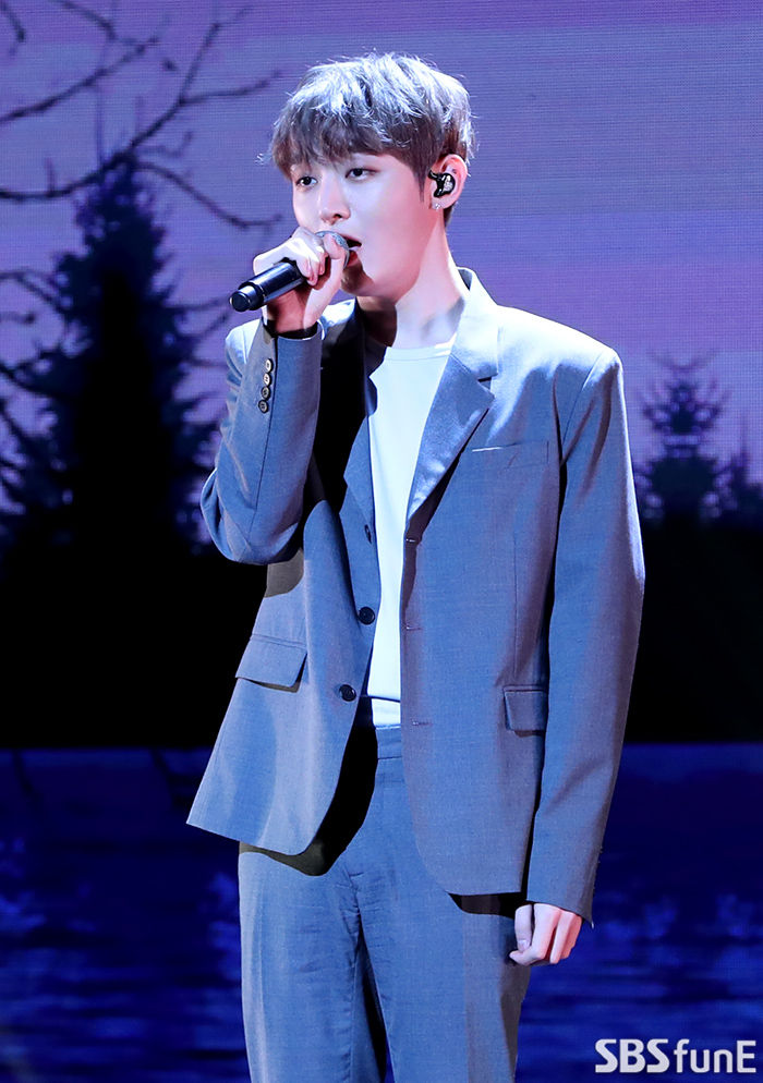 Yoon Ji-sung, a singer from the group Wanna One, is presenting his title song stage at the first mini-album Aside media showcase held at Blue Square Eye Market Hall in Yongsan-gu, Seoul on the afternoon of the 20th.