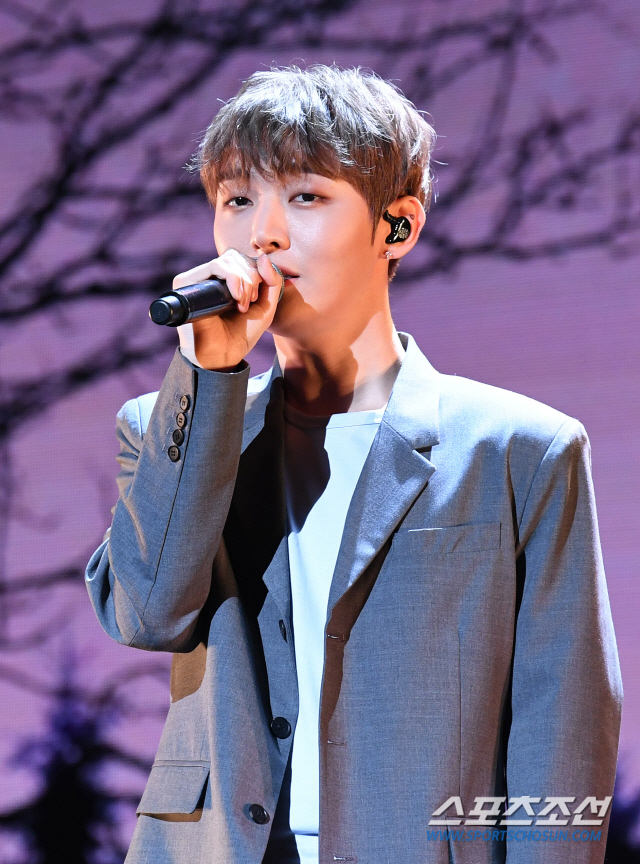 Yoon Ji-sung, from Wanna One, described the comma presented by Lee Dae-hwi.Yoon Ji-sung opened a showcase to commemorate the release of his solo debut album Aside at Blue Square Imarket Hall in Hannam-dong, Yongsan-gu, Seoul on the 20th.Yoon Ji-sung is the first member of Wanna One to develop solo activities.As for the comma presented by Lee Dae-hwi, Its a song that I appreciated for being presented by the little boy Dae-hui, and I participated in the songwriting.Daehwi gave me a gift and it means a lot because it was the first song I tried to write. I wanted to hear it.I told him I was so congratulated, thank you, he explained.As for Passion songs, he added, It is different then, but today, Daehwi called me, and the comma is Passion song.Yoon Ji-sung will release Aside at 6 pm on the 20th and continue his active activities with the title song Aside.Aside is an album that reveals the inner appearance and feelings that Yoon Ji-sung, who takes his first step as a solo musician, has wanted to talk about.The title song In the Rain is an impressive ballad song with a sincerely spit out lyrics about the sorryness of the departing and the waiting of the left when the breakup with the loved one is unprepared.