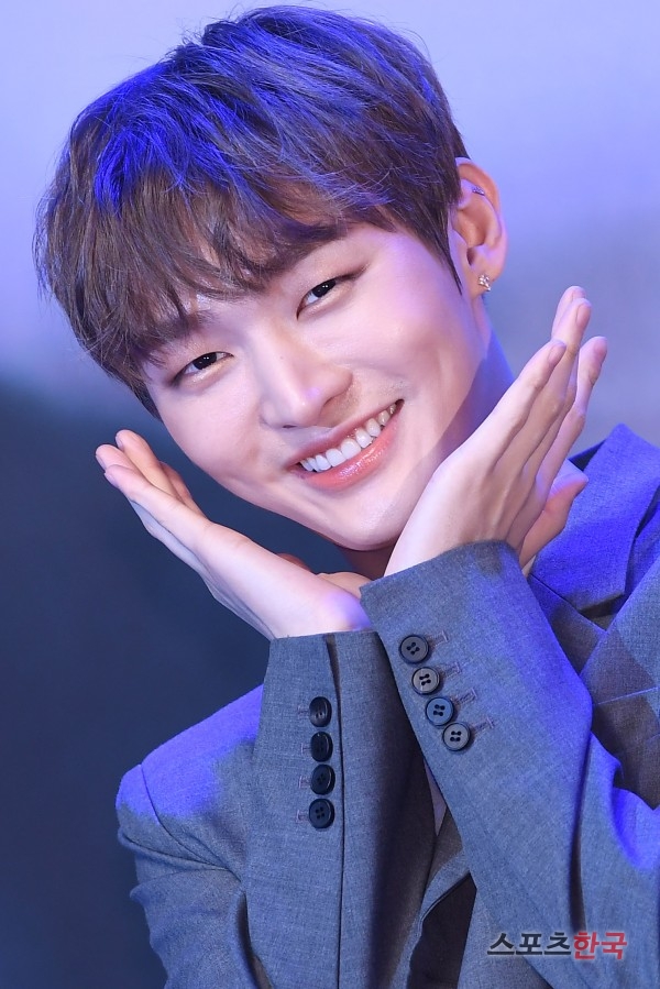 Yoon Ji-sung, a singer from the group Wanna One, attends the showcase of his first solo album Aside held in Blue Square, Seoul on the afternoon of the 20th.Yoon Ji-sung will release all the songs and music videos of his first solo album Aside through various music sites at 6 pm on the 20th and start his solo activities in earnest.