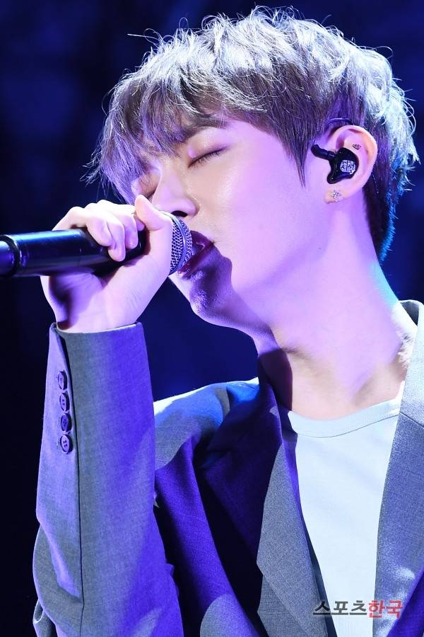 Yoon Ji-sung, a singer from Wanna One, expressed his gratitude to Lee Dae-hwi.On the afternoon of the 20th, a showcase commemorating the release of Yoon Ji-sungs first solo debut album Aside was held at the Blue Skair Eye Market Hall in Hannam-dong, Seoul.On this day, Yoon Ji-sung cited comma as the most attached song among the songs. It is also known to fans as a song made by Lee Dae-hwi, a Wanna One colleague.Yoon Ji-sung said, As if I feel different every day, the song that I attach to depends on the condition is different. Today, I received a call from Dae-hui in the morning, and the comma he wrote and wrote is attached.I told him that Daehwi congratulated me on my solo debut. I answered that I would sing comma hard.Meanwhile, Aside featured a total of six songs, including the title song in the Rain (In the Lane); it will be released via an online music site at 6 p.m.