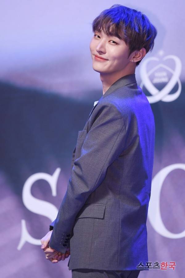 Wanna One singer Yoon Ji-sung showed affection for the team members.On the afternoon of the 20th, a showcase commemorating the release of Yoon Ji-sungs first solo debut album Aside was held at the Blue Skair Eye Market Hall in Hannam-dong, Seoul.On this day, Yoon Ji-sung asked Wanna One members, I still contact Moy Yat.If everyone wakes up and sleeps, there are dozens of tacks in the group message area. We also have frequent phone calls among members and share schedules. We decided to meet with our sisters in March, he said. I am always so grateful for the support and I am with you.I want to say thank you and I love you, he added.Meanwhile, Aside featured a total of six songs, including the title song in the Rain (In the Lane); it will be released via an online music site at 6 p.m.