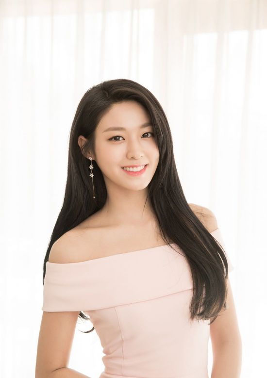 Actor Kim Seolhyun returns to the house theater with JTBC new drama My Europe.Kim Seolhyun was cast as Han Hee-jae in My Europe scheduled to be broadcast in the second half of this year.My Europe is an action historical drama based on the end of Goryeo and the early Joseon Dynasty.It is a work that explosively depicts the desire for power and protection by pointing the knife at each other over My Europe which his beliefs say.Director Kim Jin-won and Chae Seung-dae, who increase their confidence even if they hear their names, join forces to add expectations.Han Hee-jae, who is played by Kim Seolhyun in the play, is a brilliant and enterprising woman who is disillusioned with the abandonment of Goryeo.It is also a character with insights to solve problems by demonstrating the base in an emergency situation based on various information.In addition, Han Hee-jae will meet with Seo-Hui (Yang Se-jong) and Nam Sun-ho (Udo-hwan) and draw up the story.Kim Seolhyun has been receiving much attention for his return to the drama for a long time.Kim Seolhyun, who showed stable acting ability through various genres of movies, made a strong impression with his strong and strong image in the recent movie Anshi Sung.As such, Kim Seolhyun, who is making characters in his own colors, is looking forward to drawing an enterprising Han Hee-jae who is leading his fate.online issue team