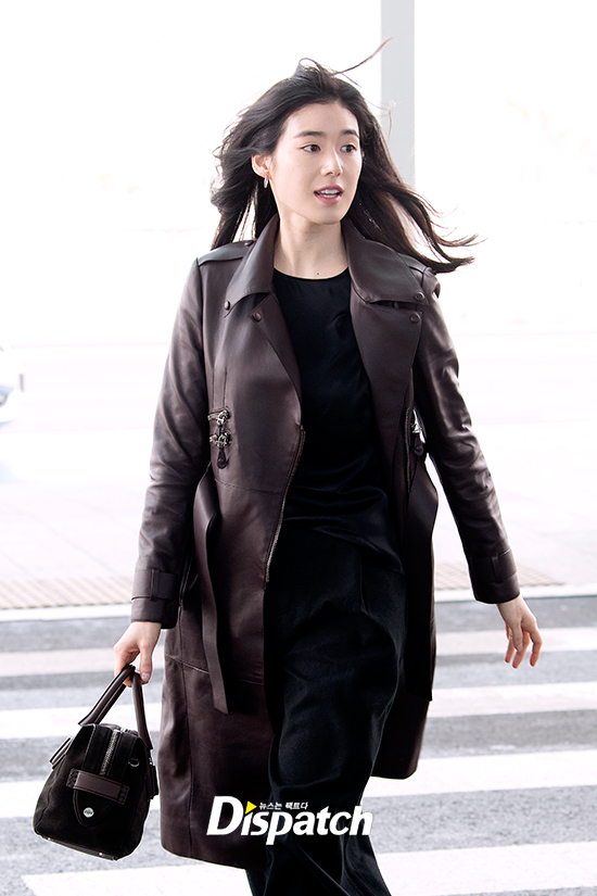 Actor Jung Eun-chae left for Milan, Italy, through Incheon International Airport on the morning of the 20th to digest overseas schedules.Jung Eun-chae made an elegant airport fashion by matching his leather long coat with black pants on the day, and his unique atmosphere and innocent beauty were outstanding.The blue flaps.Im jealous of the wind.Be angry when you skip.high quality purity
