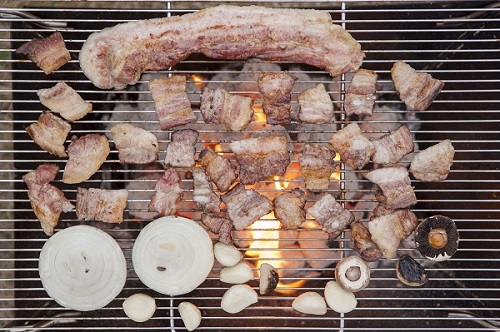 고기를 뜨거운 온도에서 구울 때 발생하는 최종당화산물은 혈관을 손상시키는 주범이다./사진=클립아트코리아
