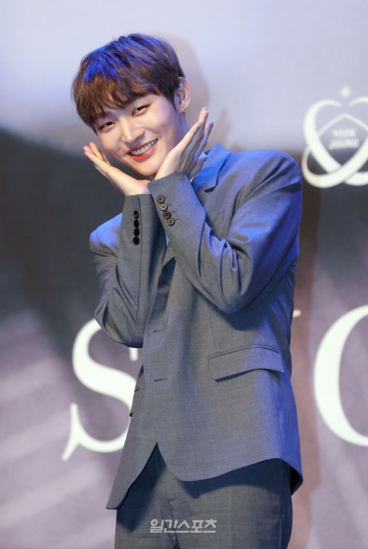 Yoon Ji-sung had a Showcase for his first solo album Aside (Aside) at the Blue Square Eye Market Hall in Seoul on the afternoon of the 20th.After a year and a half as a Wanna One leader, he will stand alone through this album.Yoon Ji-sung, who chose comma as a song of the day, said, In fact, I talked to Lee Dae-hwi in the morning, so today I will consider comma as my favorite song.The call said, When will Dae-hui call Comma? I called it hard in the Showcase.It is a grateful song given by our Wanna One youngest, and I want to tell you to many people because it is the song I challenged for the first time.The title song In the Rain (In the Lane) is a song about the sorryness of the departing and the waiting of the left-over when they are separated without preparation; the album is released at 6 p.m. on the 20th.