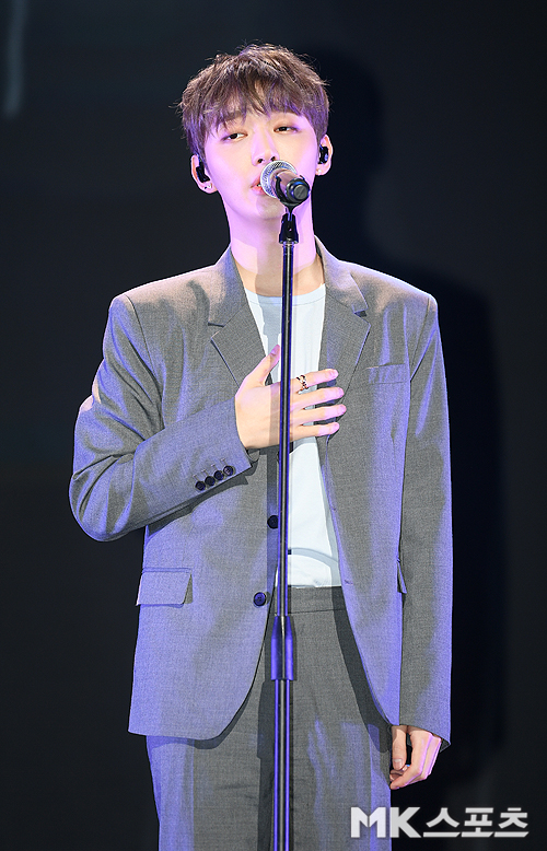 Yoon Ji-sung, a singer from the group Wanna One, had his first solo album Aside showcase at Blue Square in Hannam-dong, Seoul on the afternoon of the 20th.Yoon Ji-sung is singing.