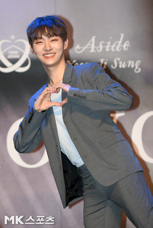 Yoon Ji-sung, a singer from the group Wanna One, had his first solo album Aside showcase at Blue Square in Hannam-dong, Seoul on the afternoon of the 20th.Yoon Ji-sung has photo time.