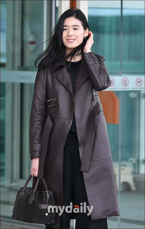 Actor Jung Eun-chae is leaving Incheon International Airport on the morning of the 20th to attend the fashion show in Milan, Italy.